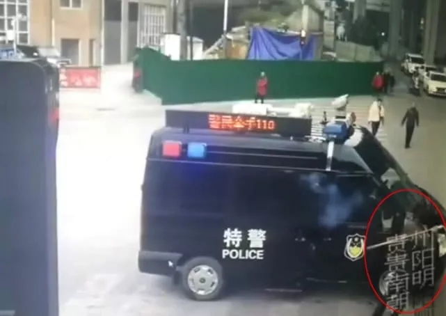 中国警方装备高速催泪枪：不服就糊你一脸(组图)