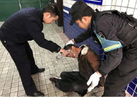 中国警方装备高速催泪枪：不服就糊你一脸(组图)